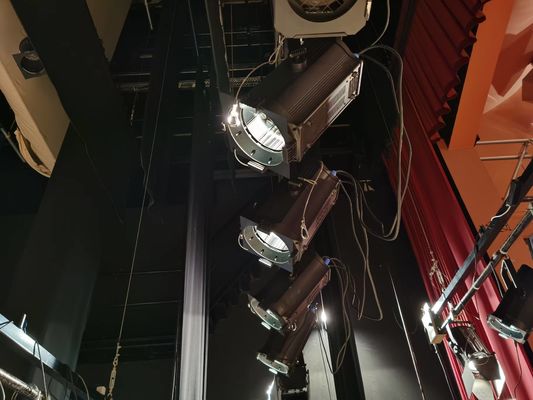 रंग प्रबंधन प्रणाली के साथ 300W एलईडी सीआरआई 95 स्टेज लाइटिंग आरजीबीएएलसी 6 इन 1 ऑटो ज़ूम फ्रेस्नेल स्पॉट लाइट